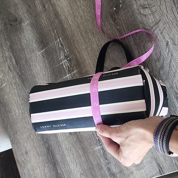 Tommy Hilfiger Pale Pink Cream & Black Stripe Top Handle Makeup Overnight Bag - Picture 10 of 11